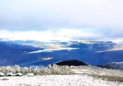 成都到红岩顶徒步+露营二日游、红岩顶旅游多少钱、红岩顶旅游线路报价